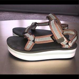 Teva. 9. Dark Olive/Sea Foam.